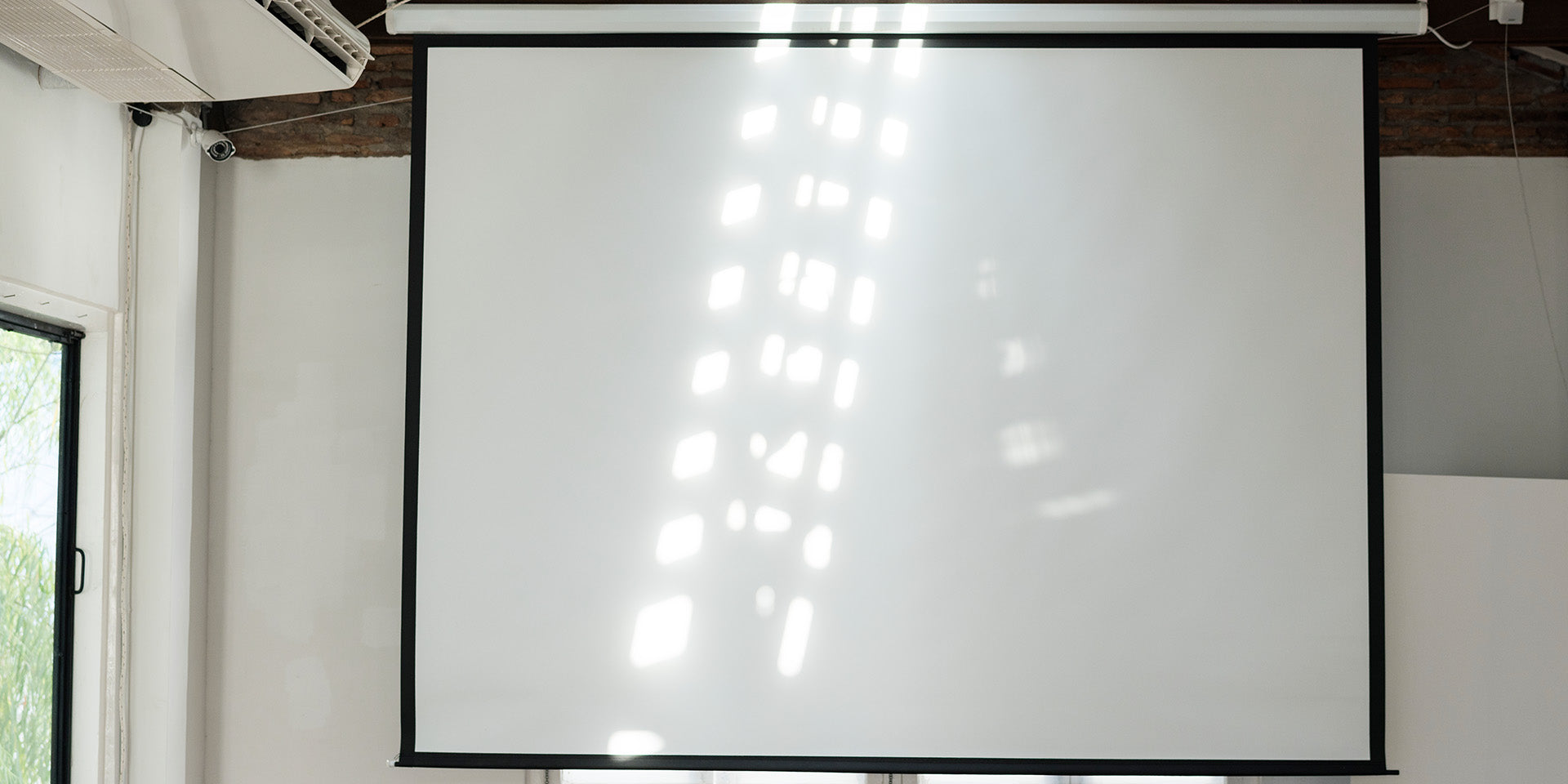 projector-screen-in-meeting-room
